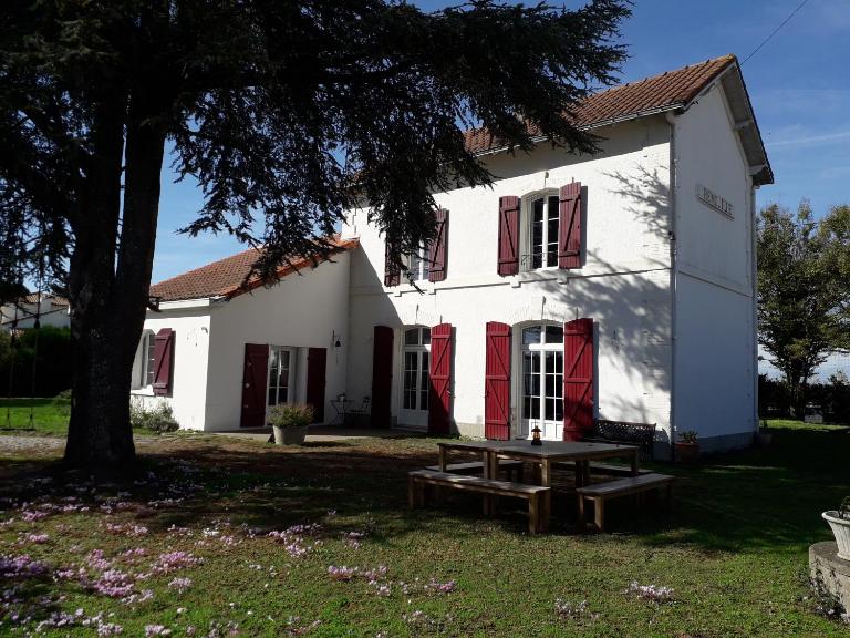 LE GITE DE LA GARE - GITE DE GROUPE 14 PERSONNES - Bed and Breakfast Remouillé