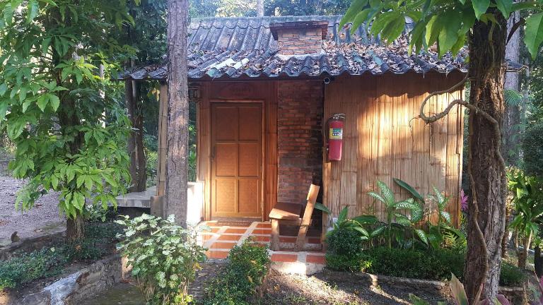 ลิ้นฟ้าแคมป์ปิ้งรีสอร์ท - B&B Mae Hong Son