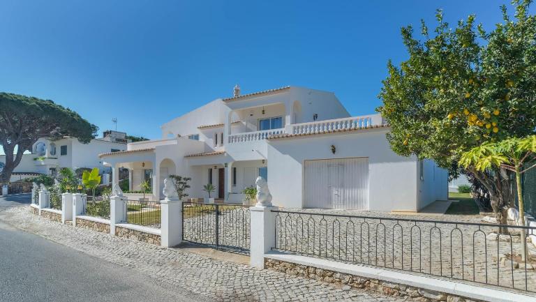 Casa SP- Villa with heated pool near Vilamoura, Vale do Lobo - Chambres d'hôtes Quarteira