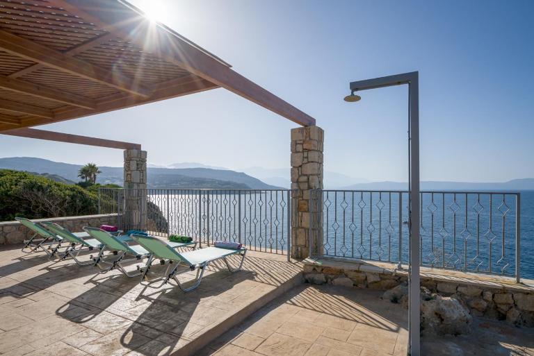 Family big apartment next to the Sea 2-5 people - B&B Atsipopoulo
