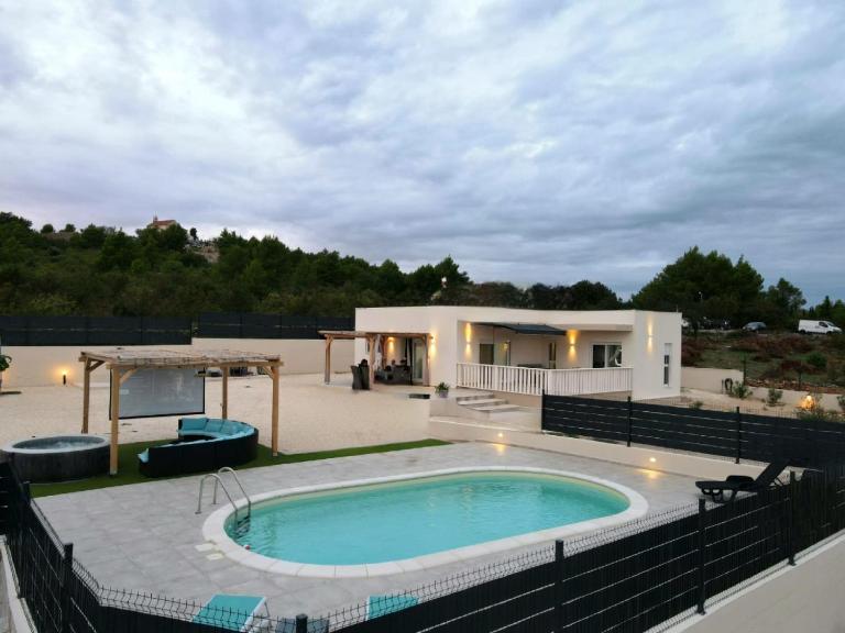 Villa VERONICA with CINEMA PROJECTOR by the HEATED POOL and JACUZZI - B&B Šibenik