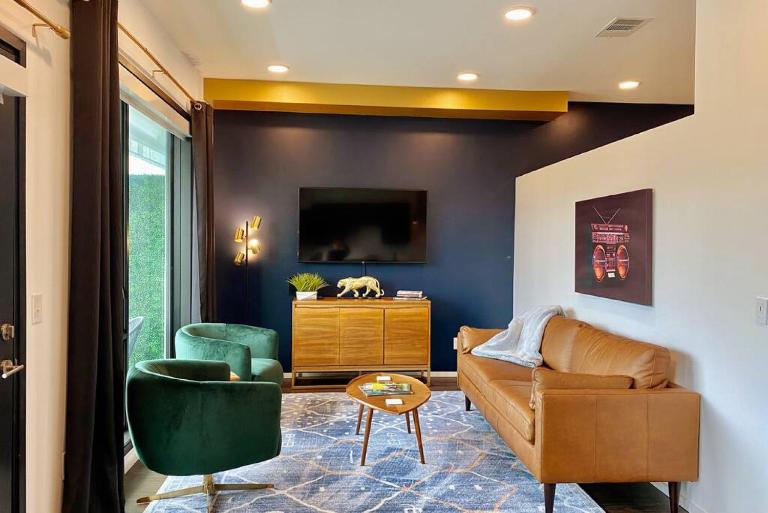 CHIC Modern Nashville Condo POOL, PATIO, PARKING - B&B Nashville