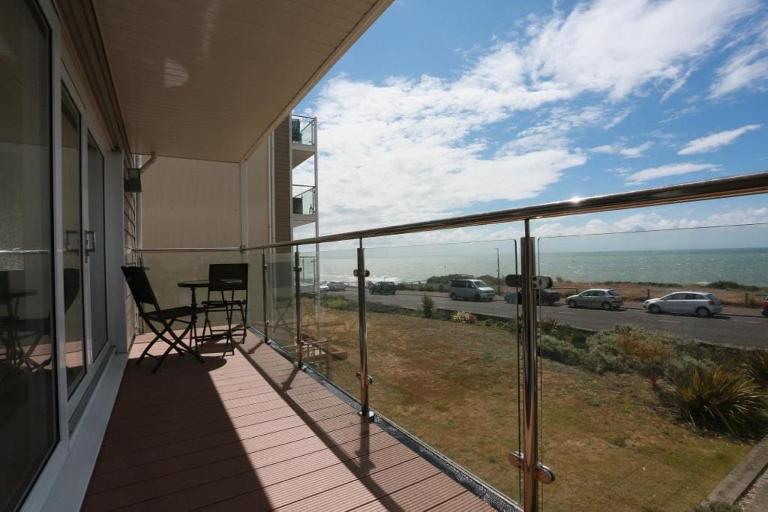 LATITUDE WEST by BOURNECOAST - An Impressive Holiday Apartment with FANTASTIC SEA VIEWS, a Balcony and Parking - FM6180 - B&B Bournemouth