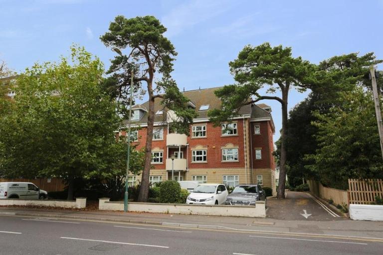 HARTFORD COURT by BOURNECOAST - A Town Centre Holiday Apartment within Walking Distance of the Sandy Beaches - FM3198 - B&B Bournemouth
