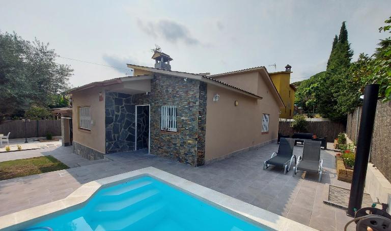 Cerca de Barcelona, y entre tres Parques Naturales, casa de 4 habitaciones y 2 baños con piscina, barbacoa y chimenea - Ferienwohnung Sant Antoni de Vilamajor