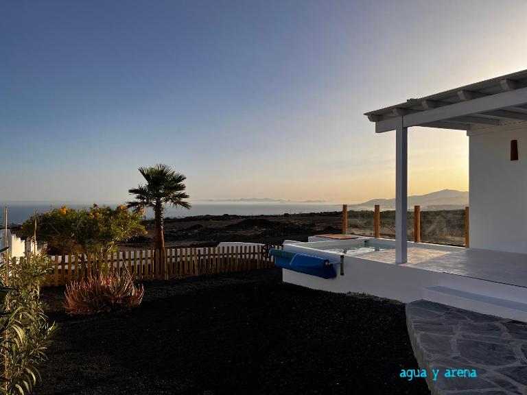 CASA TIE' Lanzarote vista mar - piscina relax - adults only - B&B Tías