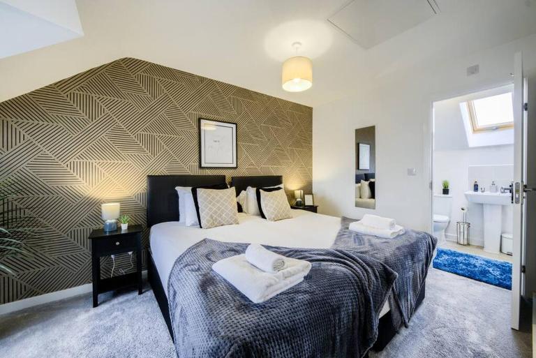 3 BedRoom house, Sleeps 6 with Full Kitchen, Garden and Free Parking - FREE Wi-Fi near Milton Keynes Bowl - B&B Bedford