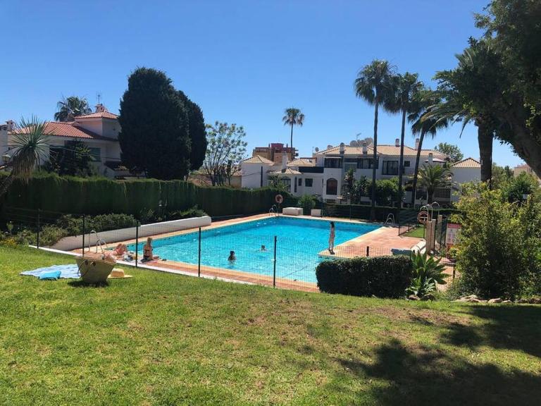 Apartamento Torremolinos 5 Personas + PARKING + PISCINA todo el año - B&B Torremolinos