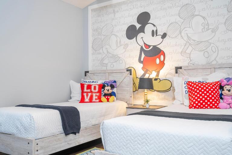 Magical 5-Bedroom Retreat w/ Pool, 3 Ensuite Bedrooms, Near Disney, and Internet! - B&B Kissimmee