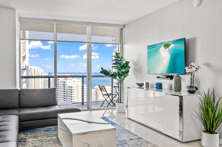 *ICONIC W ICON CONDO/ POOL&WATERVIEWS*FREESPA* - B&B Miami