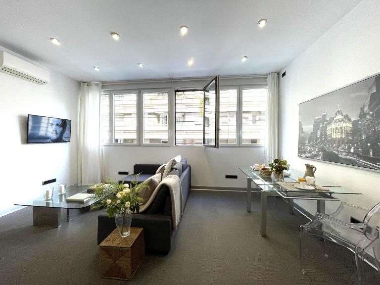 Impecable, nuevo, cómodo, frente al metro Colombia - B&B Madrid
