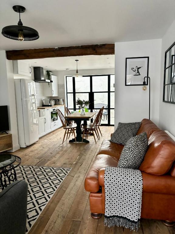 Stunning 3 bedroom & 2 bathroom cottage with patio - B&B Brighton