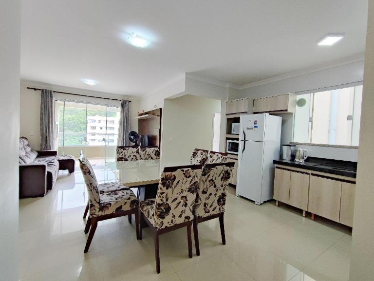 Ap 3 quartos (1 suíte) com ar e sacada gourmet – Bombas - Chambres d'hôtes Pombas