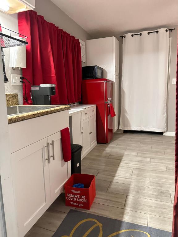 Units near USF - RubyRoom, RedRoom, Emerald Place - Bed and Breakfast Tampa