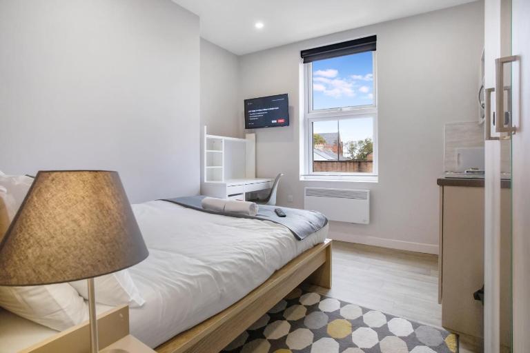 Small Studio Apartment on Linthorpe Road, Middlesbrough with Free WiFi, Free Private Parking, Smart TV & Self-Catering Kitchen - B&B Middlesbrough
