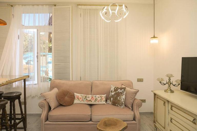 LHL Old City - Bed and Breakfast Batoemi