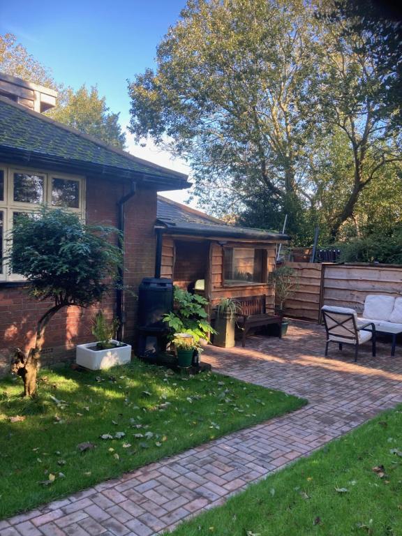 Woodland Retreat, Market Lane, Blundeston, Lowestoft - Bed and Breakfast Blundeston