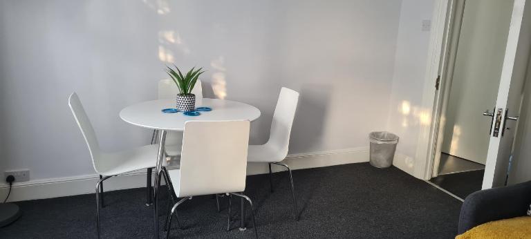 Bright 2-Bed Flat Stadium & Hospital Nearby - B&B Edmonton