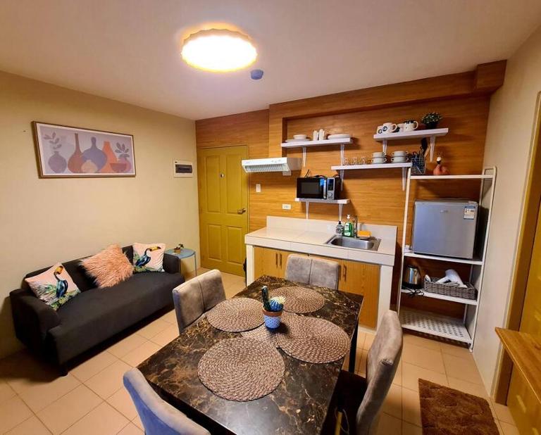 Warm Time Cabin 2BR Condo Unit - Chambres d'hôtes Dumaguete