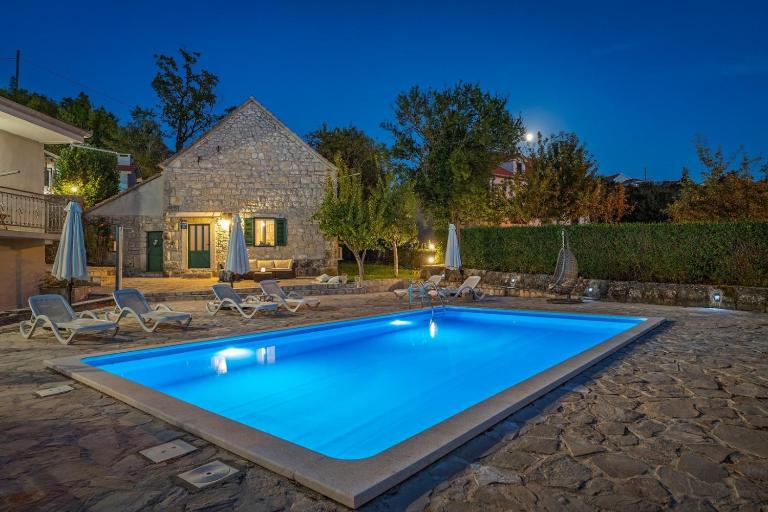 Hacienda Sylvia - secluded 4-bedroom villa with 45sqm heated pool - B&B Studenci