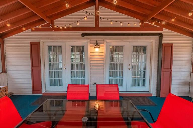 Cheerful Chalet - Fireplace, BBQ, Firepit& Hottub - B&B Long Pond