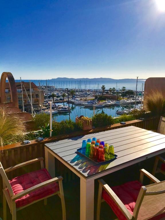 Port Hyeres Duplex plein Sud 200 M2 et 100 M2 de terrasse - Bed and Breakfast Hyères