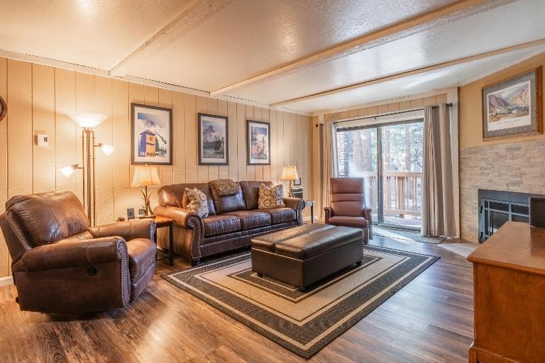 Summit Forester #47 BLDG.2 Bedrm / 2 bath Ski in Ski Out! Steps to Chair 15 at Little Eagle Lodge! - B&B Mammoth Lakes