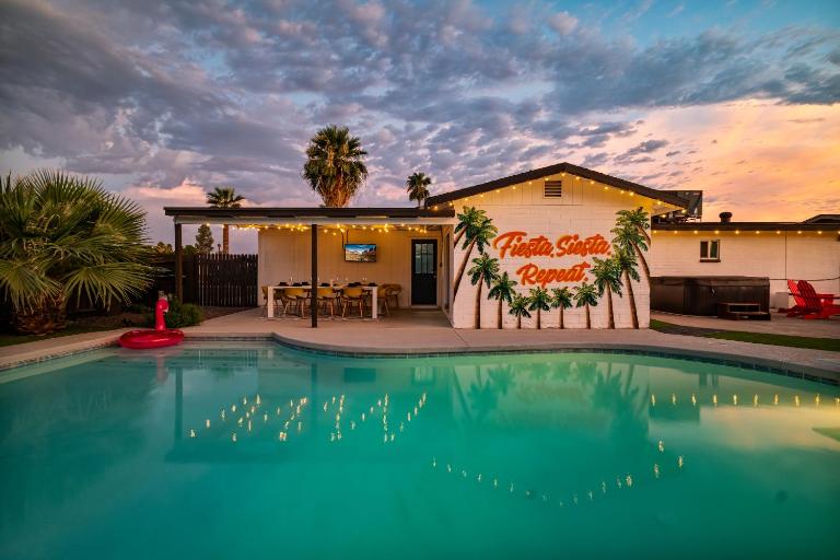 Gorgeous 4-bed home with Golf, Pool, & Hot Tub! - B&B Phoenix