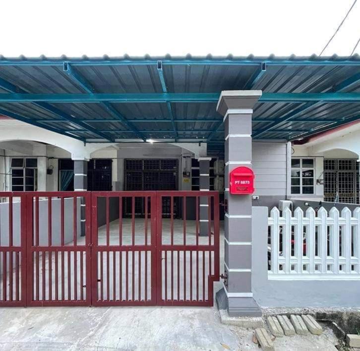 SRI TEGUH HOMESTAY - Chambres d'hôtes Tanah Merah