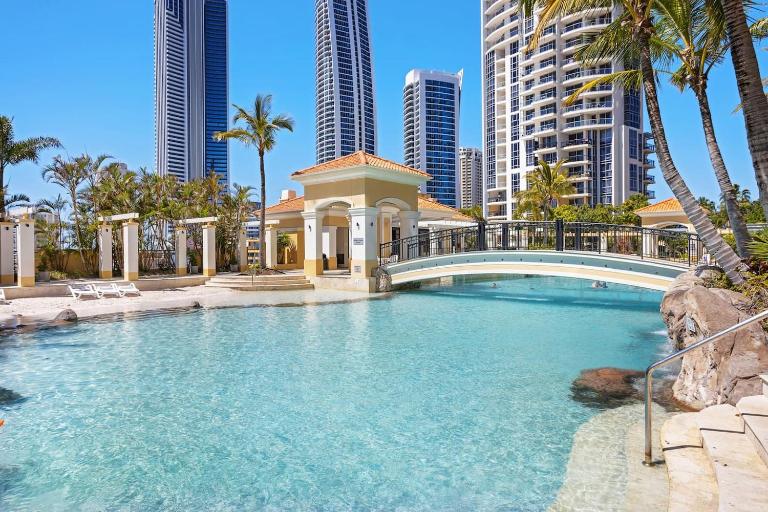 'Towers of Chevron' Blissful Resort-Style Living - B&B Costa Dorada