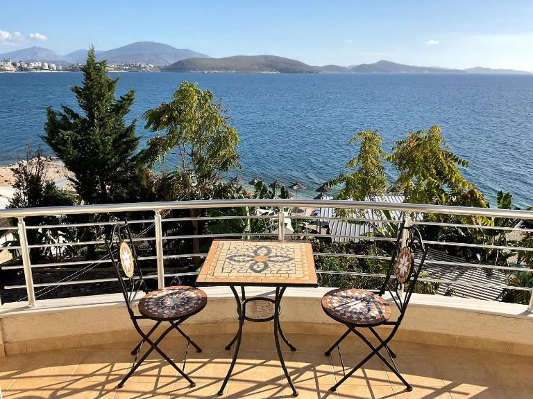 Mojito Beach Apartments with Sea View &Free Parking - Chambres d'hôtes Saranda