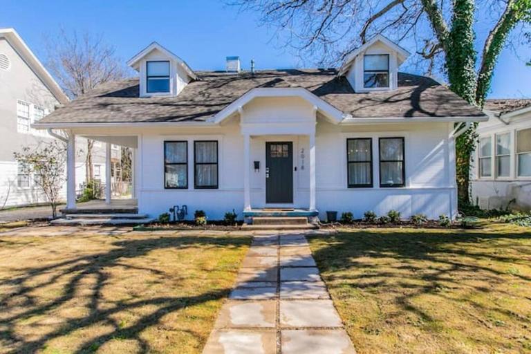 New White On Columbus Family Gathering Place - B&B Waco