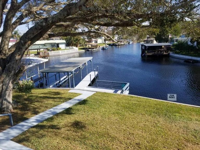 3 Bed, 2 Bath, Waterfront, Dock, Large Driveway - B&B Tavares