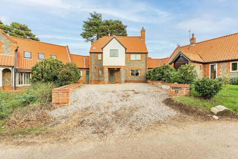 Astley House - Norfolk Cottage Agency - Bed and Breakfast Blakeney