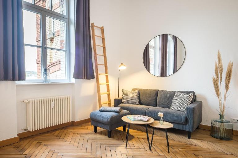 SCHWARZLINS LoftRaum - Stilvolles Apartment mit Smart TV, NETFLIX, Disney Plus, schnellem WLAN, Parken, Nespresso - B&B Sankt Ingbert