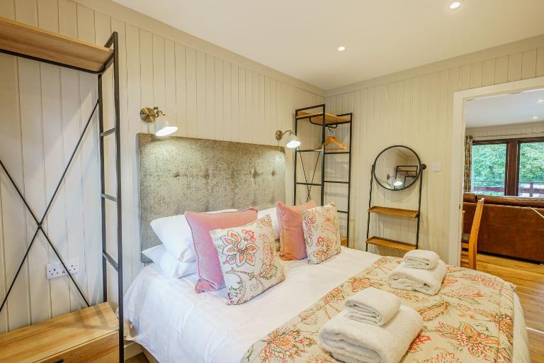Conifer Lodge 8 with Hot Tub - B&B Newton Stewart