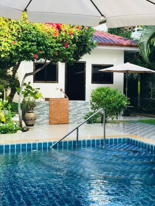 Summer House,shared pool, private bathroom and kitchen - B&B Ban Phlu Yai