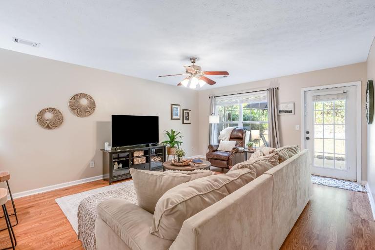 Seasonal Pool Access & Patio: Auburn Getaway! - B&B Auburn