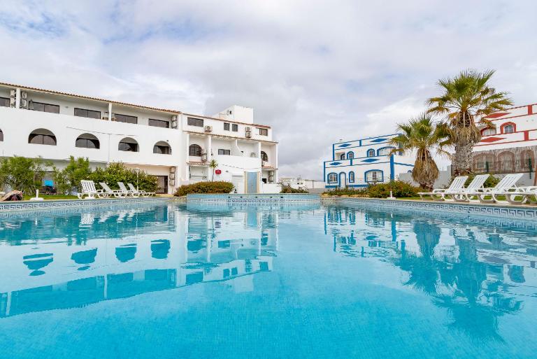3 Minutes TO THE BEACH, 2 BEDROOM AMAZING APT WITH BALCONY, BBQ GRILL AND POOL - Ferienwohnung Sagres