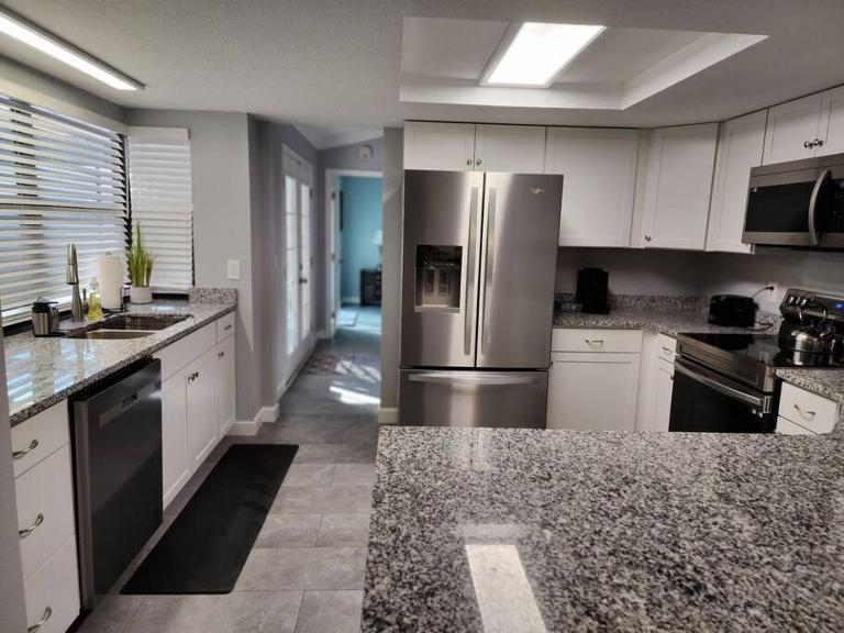 Home Away from Home with Heated Pool - B&B New Port Richey