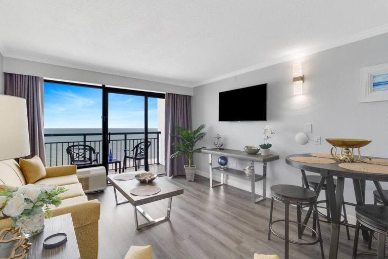 Seaside Oasis Oceanfront with Balcony 1124 - B&B Myrtle Beach