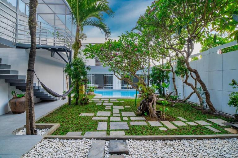 Modern 4BDR villa with patio & private pool Berawa - Chambres d'hôtes Canggu