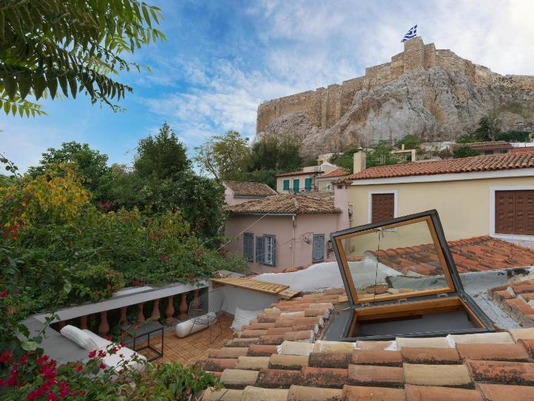 Live at the Acropolis shadow - under super scenic Anafiotika - B&B Athens