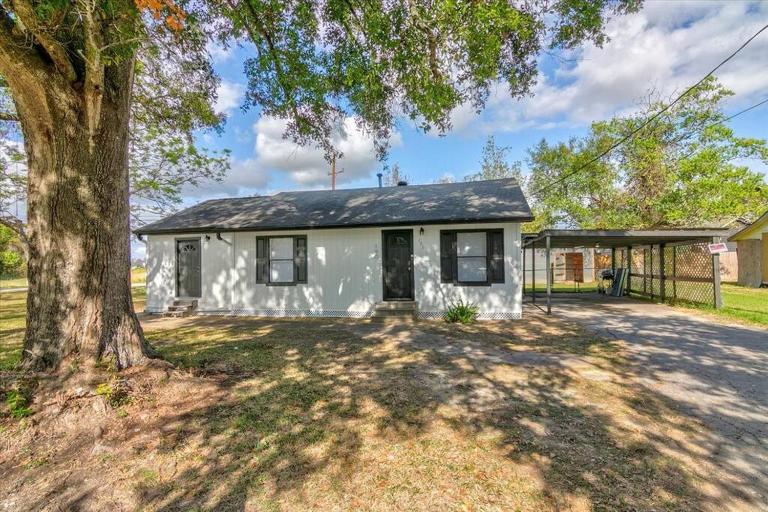 Your Bridge City Bliss Awaits in this 3 Bdrm Gem! - B&B Bridge City