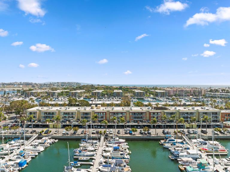 The tulip Marina Highrise with ocean view - B&B Los Angeles