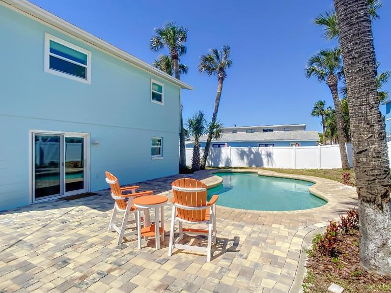 Bikini Top Duplex with Pool ~ 2 Minutes from Beach Flagler Avenue - B&B New Smyrna Beach
