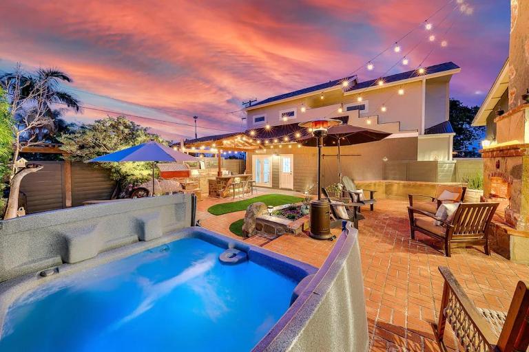 Luxury beach home one block from ocean with spa, WiFi, & gorgeous outdoor space - B&B San Diego