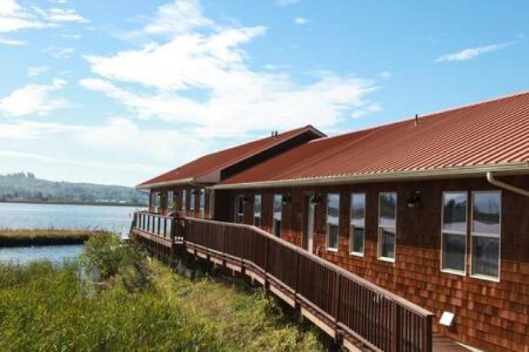 2BR Astoria Escape Surrounded by Water Views - B&B Astoria