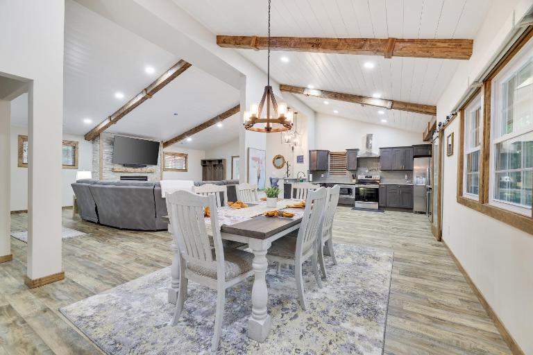 Whiskey Pines Retreat! Single Level Home, Outdoor Firepit, AC, BBQ! Sleeps 9 in Lake Harmony! - B&B Lake Harmony