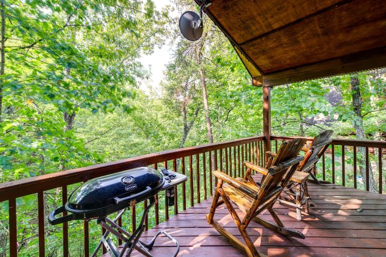 Tennessee Cabin w/ Balcony, Hot Tub & Pool Access! - B&B Sevierville